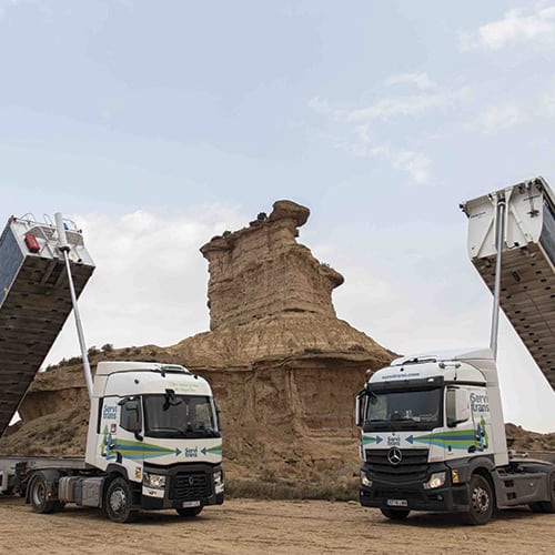 Camiones Servitrans elevando la carga